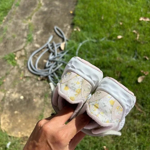 New Balance Arishi Kids Sneakers - Cream and Pink - Picture 5 of 10